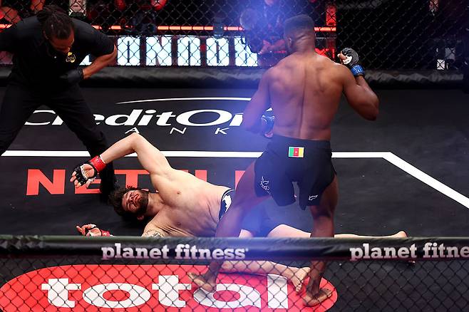 17일 미국 캘리포니아 잉글우드 인튜이트 돔에서 열린 신생 MVP 주최 넷플릭스 MMA 이벤트 대회에서 프랜시스 응가누(오른쪽)의 레프트 훅에 두부를 가격당한 필리페 린스가 중심을 잃고 쓰러지고 있다. [게티이미지]
