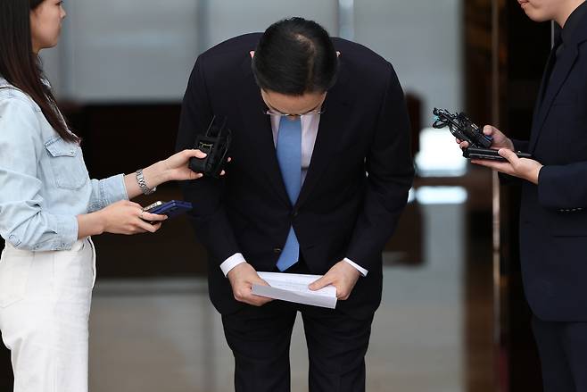 일본 출장을 마치고 급거 귀국한 이재용 삼성전자 회장이 16일 서울 김포비즈니스항공센터(SGBAC)에서 머리 숙여 사죄 인사를 하고 있다. [연합]