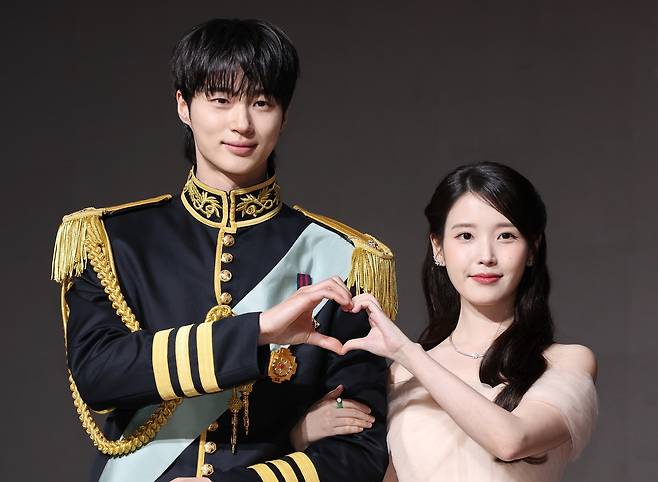 배우 변우석(왼쪽)과 아이유가 6일 서울 강남구 조선팰리스호텔에서 열린 MBC 드라마 ‘21세기 대군부인’ 제작발표회에서 포즈를 취하고 있다. [연합]