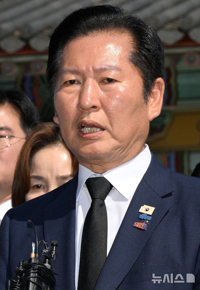 [광주=뉴시스] 박기웅 기자 = 정청래 더불어민주당 대표가 5·18민주화운동 46주기인 18일 오전 광주 북구 운정동 국립5·18민주묘지를 찾아 참배하고 민주의문 앞에서 기자회견을 하고 있다. 2026.05.18. pboxer@newsis.com
