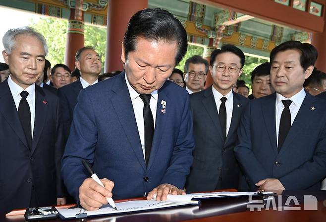 [광주=뉴시스] 박기웅 기자 = 정청래 더불어민주당 대표가 5·18민주화운동 46주기인 18일 오전 광주 북구 운정동 국립5·18민주묘지를 찾아 방명록을 작성하고 있다. 2026.05.18. pboxer@newsis.com