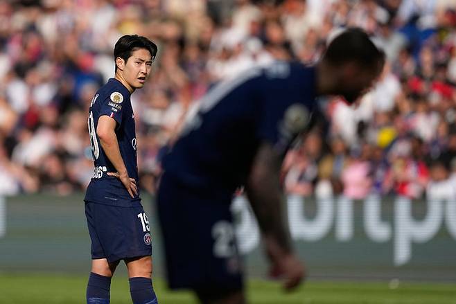 [파리=AP/뉴시스] 파리 생제르맹(PSG)의 이강인이 2일(현지 시간) 프랑스 파리의 파르크 데 프랭스에서 열린 2025-26 리그1 32라운드 로리앙을 상대로 경기하고 있다. 이강인은 풀타임을 소화했고, PSG는 2-2 무승부를 기록하며 리그 선두를 유지했다. 2026.05.03.