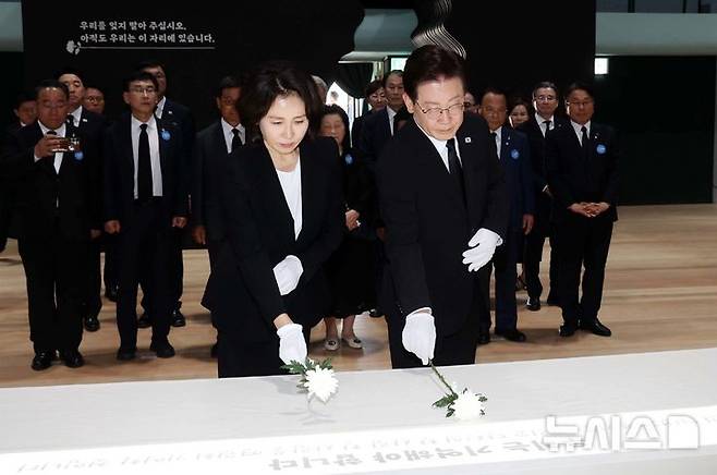 [광주=뉴시스] 고범준 기자 = 이재명 대통령과 김혜경 여사가 18일 광주 동구 옛 전남도청 상무관에서 헌화하고 있다.5·18 당시 최후 항쟁지로 역사적 의미를 지닌 '옛 전남도청'은 원형 복원 공사가 시작됐고, 최근 복원 작업을 마치고 다시 문을 열게 됐다. 2026.05.18. bjko@newsis.com