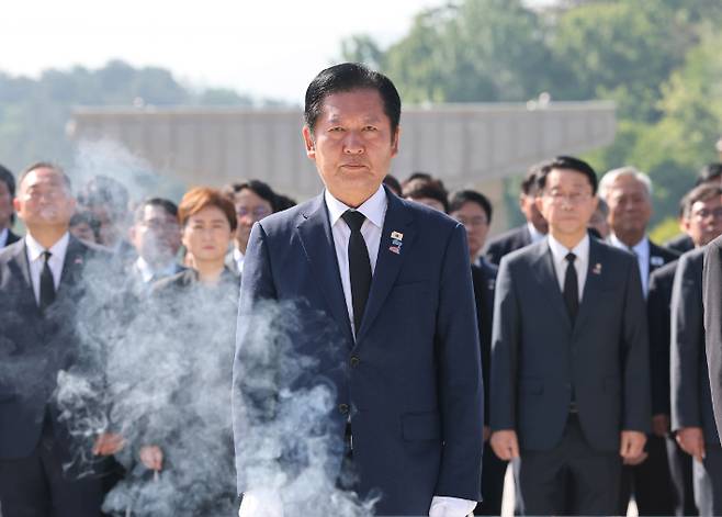 더불어민주당 총괄상임선대위원장인 정청래 대표가 5·18 민주화운동 46주년 기념일인 18일 광주 북구 국립 5·18민주묘지를 찾아 참배하고 있다. 연합뉴스