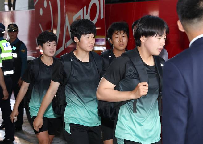 아시아축구연맹(AFC) 여자 챔피언스리그(AWCL) 4강 토너먼트에 출전하는 내고향여자축구단이 17일 경기도 수원시 한 호텔에서 나오고 있다. 연합뉴스