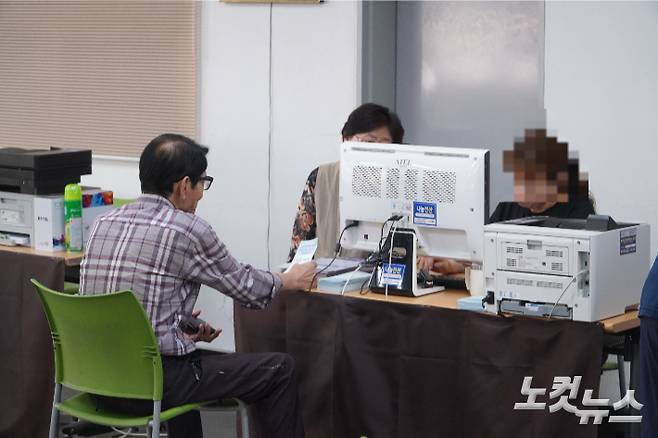 2차고유가지원금 첫 신청일인 18일, 효자5동 주민센터에서 한 시민이 고유가지원금을 신청하고 있다. 심동훈 기자
