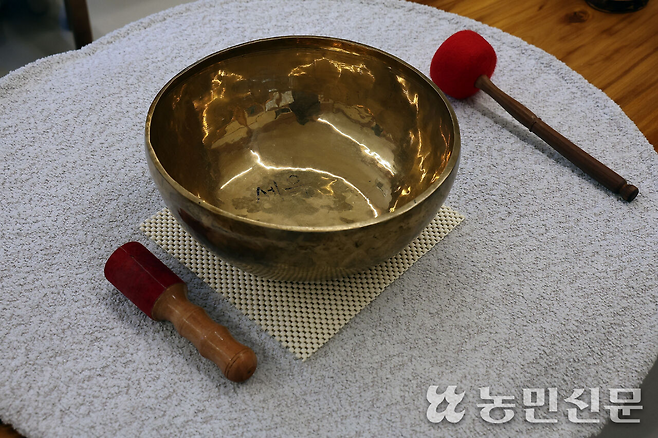 명상에 쓰이는 싱잉볼·스틱·해머. 세종=김도웅 프리랜서 기자