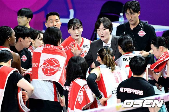 [OSEN=인천, 최규한 기자] 1일 오후 인천 삼산월드체육관에서 ‘진에어 2025~2026 프로배구 V리그’ 여자부 흥국생명과 페퍼저축은행의 경기가 열렸다.홈팀 흥국생명은 14승 11패 승점 45, 방문팀 페퍼저축은행은 9승 15패 승점 27을 마크하고 있다.1세트, 페퍼저축은행 장소연 감독이 선수들과 작전타임을 갖고 있다. 2026.02.01 / dreamer@osen.co.kr