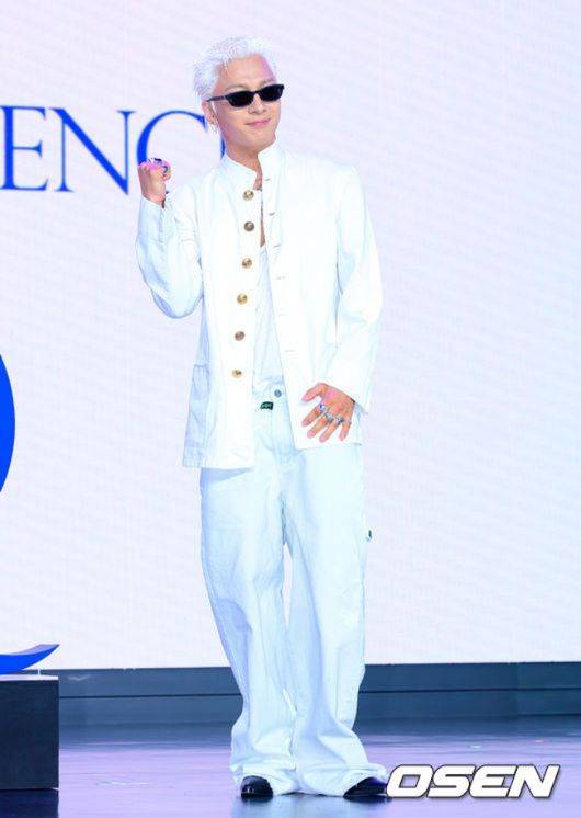 [OSEN=지형준 기자] 18일 서울 마포구 상암동 큐브컨벤션센터에서 가수 태양 정규 4집 'QUINTESSENCE(퀸테센스)’ 음감회가 열렸다.  ‘본질’ 혹은 ‘정수’라는 뜻을 지닌 앨범의 제목 'QUINTESSENCE’는 태양의 오랜 고민을 담은 단어로, 태양은 이번 앨범을 통해 자신만의 확고한 음악적 색채를 공고히 하는 동시에 더 깊고 넓은 세계로 확장을 꾀한다.  가수 태양이 포토타임을 하고 있다. 2026.05.18 /jpnews@osen.co.kr