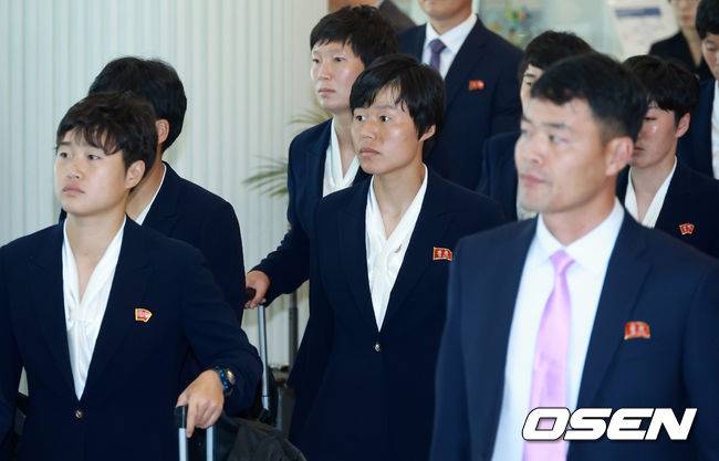 [OSEN=인천공항, 이대선 기자] 내고향여자축구단이 17일 오후 2025-2026시즌 아시아축구연맹(AFC) 여자 챔피언스리그(AWCL) 참가를 위해 인천국제공항을 통해 방남했다.수원FC위민과 내고향여자축구단은 오는 20일 수원종합운동장에서 2025-2026시즌 (AWCL) 준결승에서 격돌한다.내고향여자축구단 선수단이 입국장을 나가고 있다. 2026.05.17 /sunday@osen.co.kr