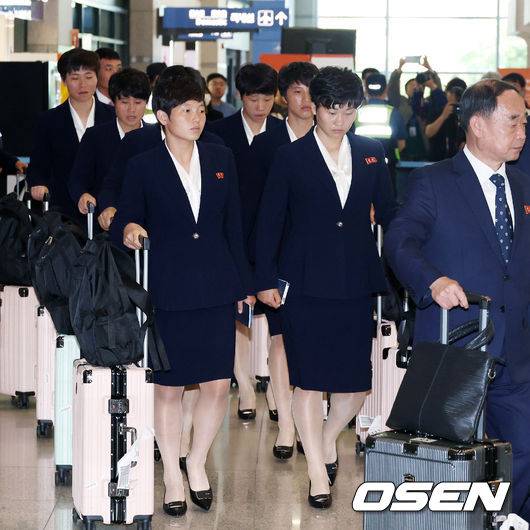 [OSEN=인천공항, 이대선 기자] 내고향여자축구단이 17일 오후 2025-2026시즌 아시아축구연맹(AFC) 여자 챔피언스리그(AWCL) 참가를 위해 인천국제공항을 통해 방남했다.수원FC위민과 내고향여자축구단은 오는 20일 수원종합운동장에서 2025-2026시즌 (AWCL) 준결승에서 격돌한다.내고향여자축구단 선수단이 입국장을 나가고 있다. 2026.05.17 /sunday@osen.co.kr
