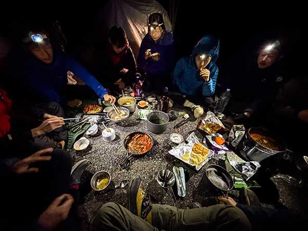 8차 덕유산 훈련 중 모여서 식사를 하는 원정대원들.