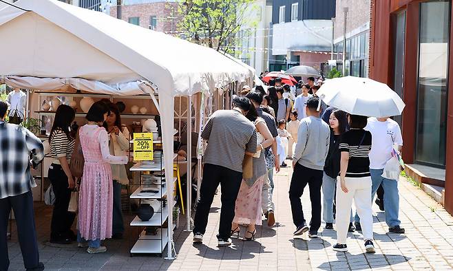 이천도자기축제를 찾은 방문객들이 도자기 부스를 둘러보고 있다. 이천시 제공