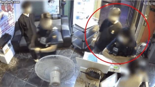 노래방에서 여경 신체를 움켜쥔 혐의(강제 추행)로 실형을 선고받은 20대 남성이 당시 장면이 담긴 영상을 공개하며 억울함을 호소하고 나섰다. 스레드 영상 캡처