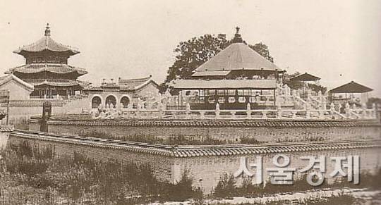환구단의 당초 모습. 1907년 촬영된 것으로 추정된다. 왼쪽부터 황궁우, 삼문, 제단이 보인다. 대한제국의 쇠퇴를 반영하는 듯 제단이 잡풀로 뒤덮혀 있다. 서울경제DB
