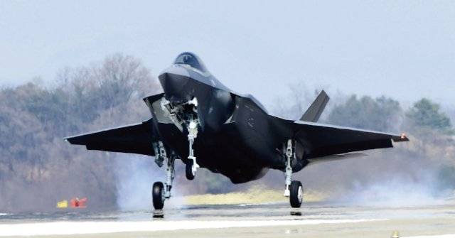 충북 청주 공군기지에 안착하고 있는 F-35A 스텔스 전투기. 사진 제공= 방위사업청