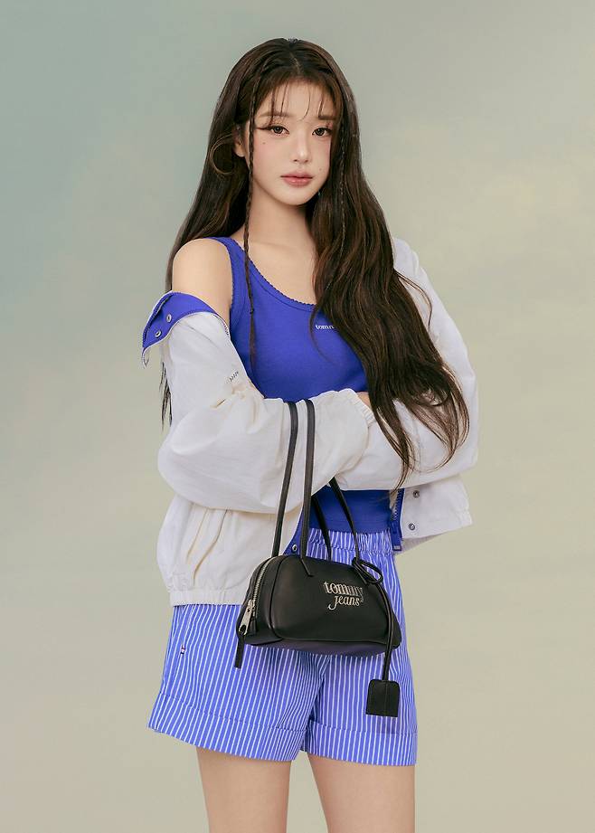 화보 촬영을 하고 있는 아이브 멤버 장원영. 타미 진스 제공