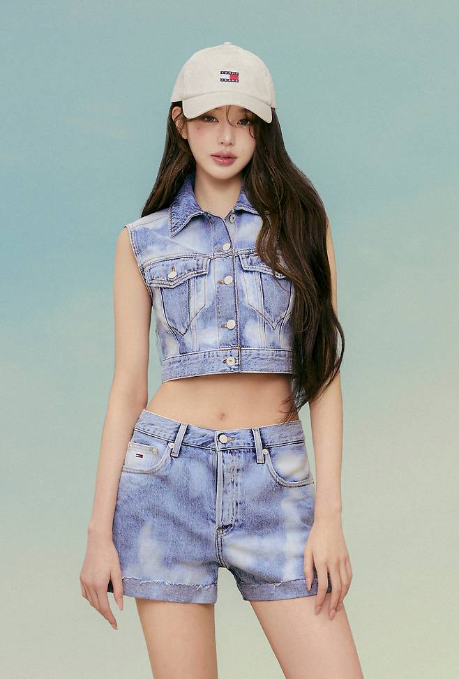 화보 촬영을 하고 있는 아이브 멤버 장원영. 타미 진스 제공