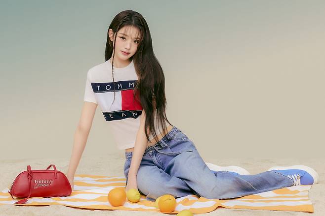 화보 촬영을 하고 있는 아이브 멤버 장원영. 타미 진스 제공