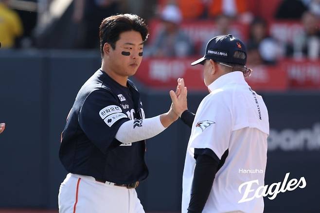 한화 강백호가 승리 뒤 김경문 한화 감독과 하이파이브 하고 있다. 한화 이글스 제공