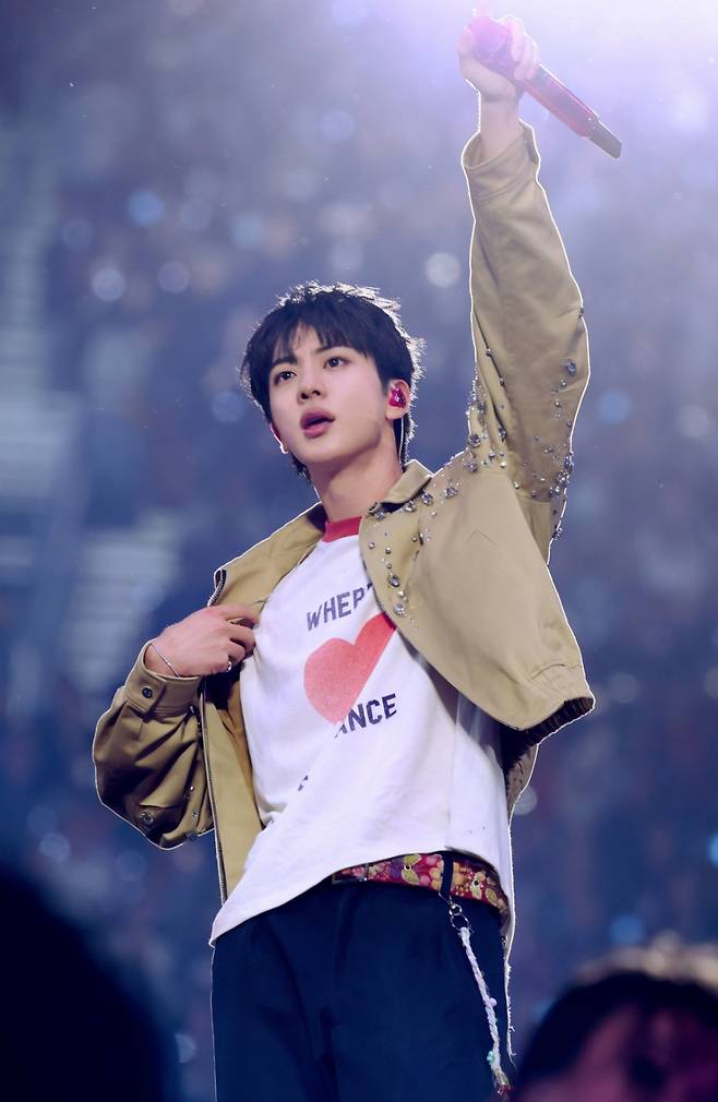 '미의 남신' 방탄소년단 진, 스탠퍼드 공연 열광 속 빛난 '세이렌'..티셔츠도 바로 품절