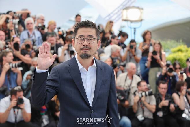 (칸=뉴스1) 이준성 특파원 = 제79회 칸 국제영화제가 열리고 있는 18일(현지시간) 프랑스 남부 소도시 칸 팔레 데 페스티발(Palais des Festivals)에서 열린 경쟁부문 진출작 ‘호프’ 포토콜에서 나홍진 감독이 취재진을 향해 인사하고 있다. 2026.5.18/뉴스1  Copyright (C) 뉴스1. All rights reserved. 무단 전재 및 재배포,  AI학습 이용 금지. /사진=(칸=뉴스1) 이준성 특파원