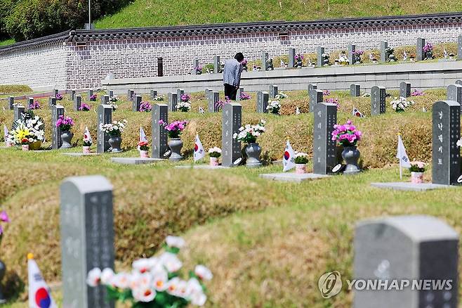 오월 열사 기리는 시민 (광주=연합뉴스) 정다움 기자 = 5·18 민주화운동 46주년을 이틀 앞둔 16일 오전 광주 북구 국립 5·18 민주묘지에서 한 시민이 오월 열사들을 추모하고 있다. 2026.5.16 daum@yna.co.kr