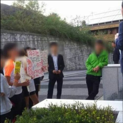 "우리는 절대로 용서할 수 없습니다" 2013년 당시 항의 시위를 벌이고 있는 A아동양육시설 원생들
[A아동양육시설 피해자 비대위 제공]