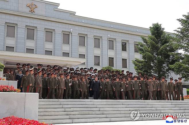 김정은 전군 사·여단장 회의…"남부국경 최전선부대 강화" (평양 조선중앙통신=연합뉴스) 북한 조선중앙통신은 "경애하는 김정은 동지께서 5월 17일 전군의 사,려단 지휘관들의 회합을 소집하시고 그들을 만나시였다"고 18일 보도했다. 2026.5.18 
    [국내에서만 사용가능. 재배포 금지. For Use Only in the Republic of Korea. No Redistribution] nkphoto@yna.co.kr