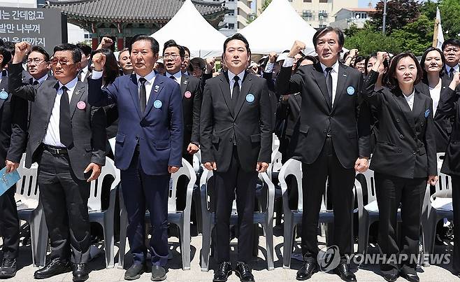 임을 위한 행진곡 제창하는 여야 대표들 (광주=연합뉴스) 김도훈 기자 = 더불어민주당 정청래 대표, 국민의힘 장동혁 대표, 조국혁신당 조국 대표, 진보당 김재연 대표가 18일 광주 5·18 민주광장에서 열린 제46주년 5·18 민주화운동 기념식 임을 위한 행진곡을 제창하고 있다. 2026.5.18 [청와대통신사진기자단] superdoo82@yna.co.kr