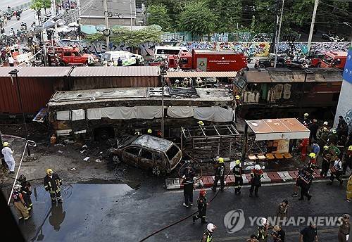 방콕 열차·버스 충돌사고 현장 [EPA 연합뉴스 자료사진. 재판매 및 DB 금지]