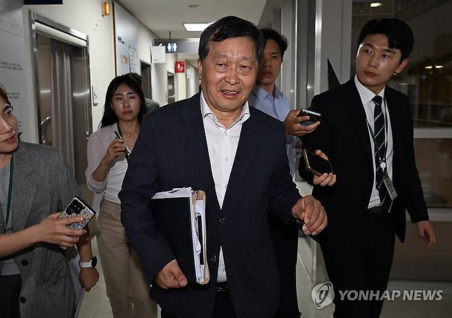 2차 사후조정 첫날 회의 마친 박수근 중노위원장 (세종=연합뉴스) 김주성 기자 = 박수근 중앙노동위원장이 18일 정부세종청사 중앙노동위원회에서 열린 2차 사후조정 첫날 회의를 마친 뒤 협상장을 떠나고 있다.  2026.5.18 [공동취재] utzza@yna.co.kr