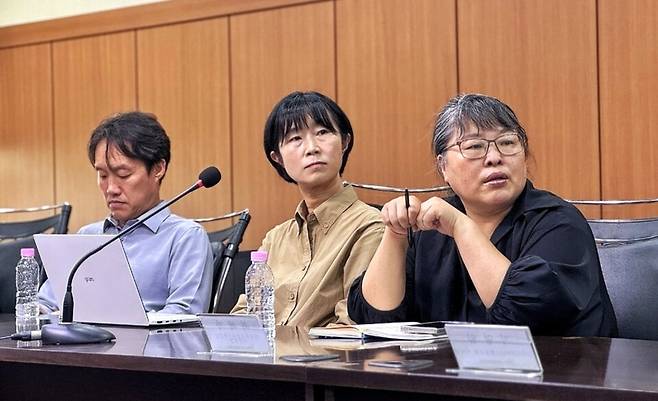 ▲&nbsp;지난 18일 인천일보 5층 대회의실에서 열린 '2026년 5월 인천일보 시민편집위원회'에 참석한 편집위원들과 인천일보 편집국 관계자들이 기사 및 지면평가를 하고 있다. /홍준기 기자 hong@incheonilbo.com