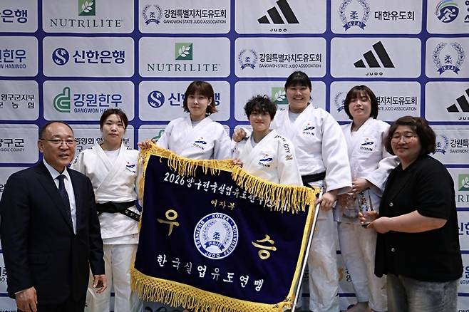 안산시청 유도부가 2026 양구 전국실업유도선수권대회 여자 일반부 단체전 우승 후 사진 촬영을 하고 있다 사진=안산시청