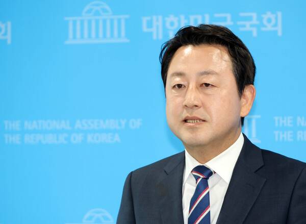 더불어민주당 김용남 평택시을 재선거 국회의원 후보가 6일 국회 소통관에서 '100만 평택 대도약 비전'을 발표한 뒤 기자들의 질문에 답하고 있다. 연합뉴스