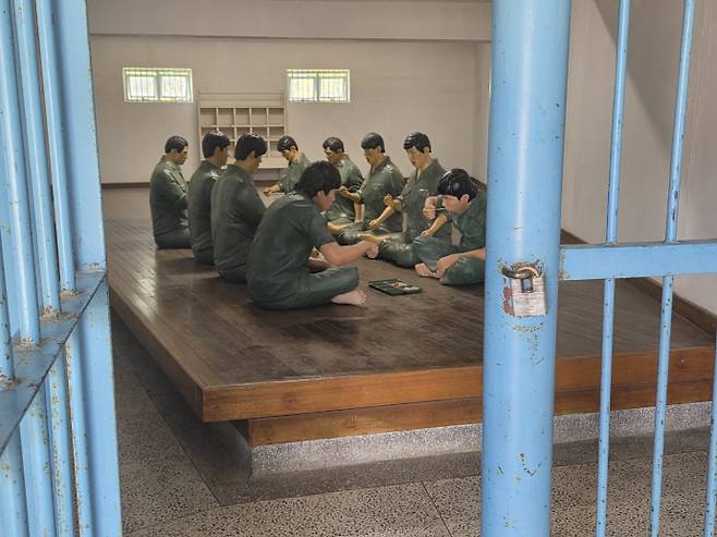 광주 5·18 자유공원 내 재현된 상무대 법정 영창. 당시 계엄당국은 2인 1조 식판 식사 규정을 만들어 항쟁 참가자들간 이간질을 자행하려 했다. / 이건상 기자