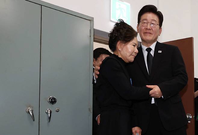 이재명 대통령이 18일 광주 옛 전남도청 시민군 상황실 재현공간에서 5·18 당시 마지막 새벽 방송을 했던 박영순 씨와 대화하고 있다. /연합뉴스