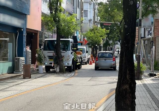 전주 웨딩의 거리 일방통행로에서 차량이 역주행하고 있다. /이상구 기자