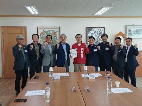 ◇중소기업중앙회가 지방선거를 앞두고 선정한 ‘중소기업이 이끄는 지방주도성장’을 위한 강원지역 특화과제 선정했다. 사진은 김진태 도지사 후보와의 정책 전달식 모습.