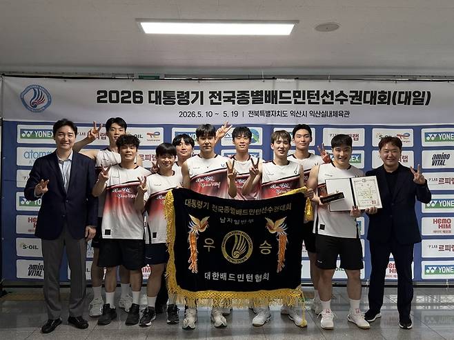 ▲ 전북 익산실내체육관에서 열린 '2026 대통령기 전국종별배드민턴선수권대회'에서 김천시청 배드민턴단이 남자 단체전 2년 연속으로 정상을 차지, 우승기와 함께 기념사진을 찍고 있다.