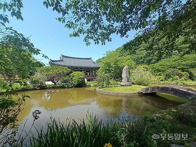 사시장철 늘 눈길을 사로잡는 고흥 능가사 연못.즉심시불(마음이 곧 부처)이 적힌 돌기둥이 유별나다.<무등일보>