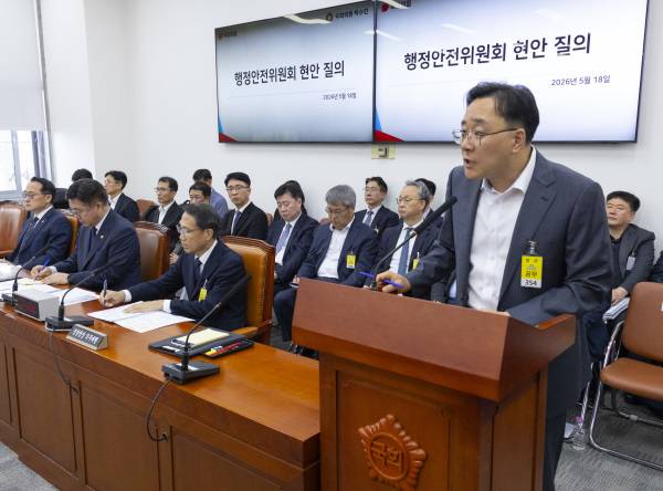 임춘근 서울시 도시기반시설 본부장이 18일 국회에서 열린 행정안전위원회 전체 회의에 출석해 GTX-A 노선 삼성역 철근 누락 사건에 대한 질의에 답하고 있다./사진=연합뉴스