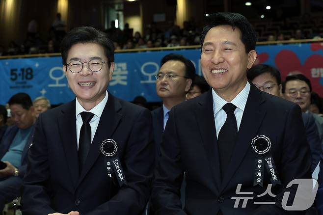 정원오 더불어민주당 서울시장 후보(왼쪽)와 오세훈 국민의힘 서울시장 후보가 18일 오전 서울 중구 서울시청 다목적홀에서 열린 5.18민주화운동 제46주년 서울기념식에서 대화를 나누며 환하게 웃고 있다. 2026.5.18 ⓒ 뉴스1 박정호 기자