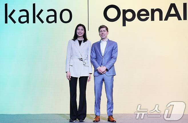 정신아 카카오 대표와 챗GPT 개발사 오픈AI의 샘 올트먼 최고경영자(CEO)가 지난해 2월 4일 서울 중구 플라자호텔에서 열린 전략적 제휴 체결 공동 기자간담회에서 포즈를 취하고 있다. 2025.2.4 ⓒ 뉴스1 오대일 기자