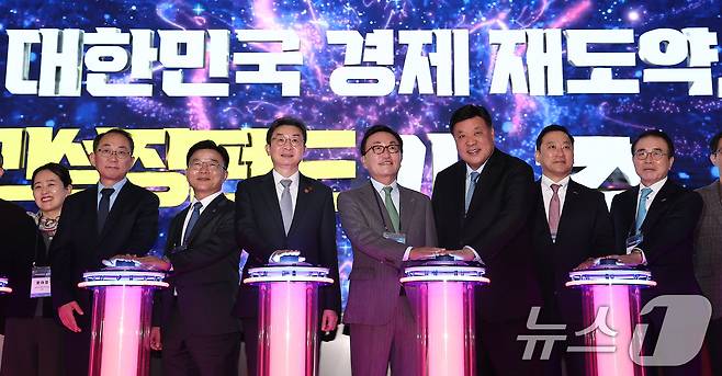 박상진 산업은행 회장(왼쪽 세 번째부터), 이억원 금융위원장, 박현주 미래에셋 회장, 서정진 셀트리온그룹 회장 등 참석자들이 지난해 12월 서울 여의도 산업은행 본점에서 열린 국민성장펀드 출범식에서 기념촬영을 하고 있다. 2025.12.11 ⓒ 뉴스1 김성진 기자