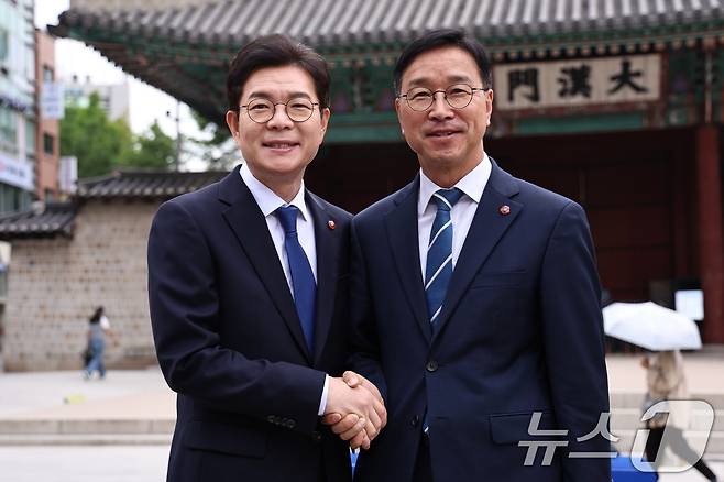 더불어민주당 정원오 서울시장 후보와 위성곤 제주지사 후보가 19일 서울 덕수궁 대한문 앞에서 상생협력 정책협약을 마치고 악수하고 있다. 2026.5.19 ⓒ 뉴스1 구윤성 기자