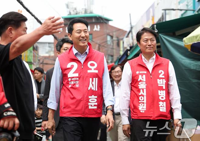 오세훈 국민의힘 서울시장 후보가 19일 오전 서울 종로구 창신동 문구완구거리에서 열린 '오세훈과 함께 걸어요'에서 시민과 인사를 나누고 있다. 2026.5.19 ⓒ 뉴스1 임지훈 인턴기자