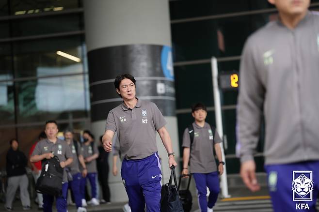 2026 FIFA 북중미 월드컵에 나서는 대한민국 축구 국가대표팀의 홍명보 감독이 18일(현지시간) 사전 훈련캠프가 차려진 미국 유타주 솔트레이크시티 국제공항에 도착해 이동하고 있다. 축구대표팀은 2주 동안 솔트레이크시티 사전 훈련캠프에서 고지대 적응 등 최종 담금질에 들어간다. (대한축구협회 제공, 재판매 및 DB 금지) 2026.5.19 ⓒ 뉴스1 김진환 기자