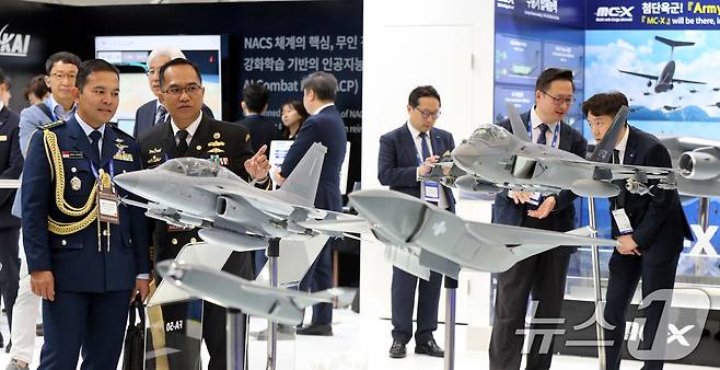 2024년 충남 계룡대에서 열린 '대한민국 국제방위산업전시회(KADEX)'에서 관람객들이 KAI(한국항공우주산업) 부스에서 KF-21 보라매 전시물을 살펴보는 모습. 2024.10.2 ⓒ 뉴스1 김기태 기자