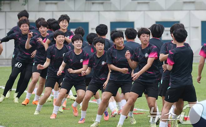 2025-26 아시아축구연맹(AFC) 여자챔피언스리그(AWCL) 4강전 수원FC위민과 내고향축구단의 경기를 하루 앞둔 19일 경기 수원시 팔달구 수원월드컵경기장 보조경기장에서 열린 공개 훈련에서 북한 내고향축구단 선수들이 훈련을 하고 있다. 2026.5.19 ⓒ 뉴스1 김영운 기자